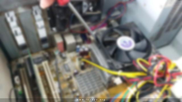 应该是在拆风扇吧