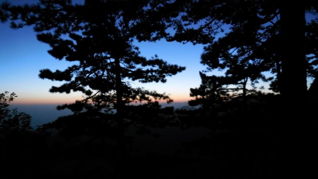 六点，天快亮了