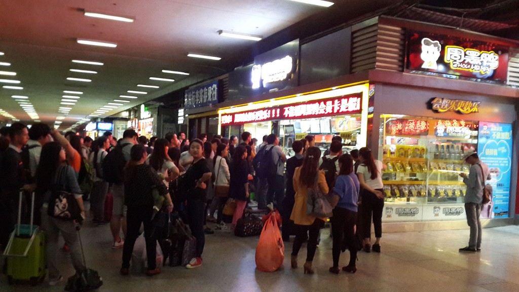 武昌站的周黑鸭