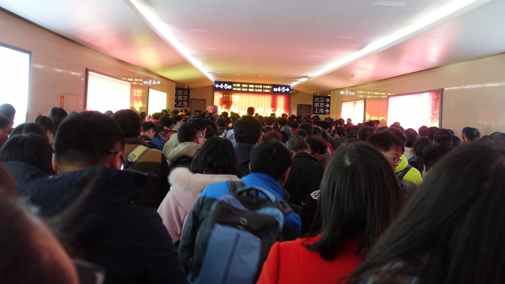 上车的慢慢长队