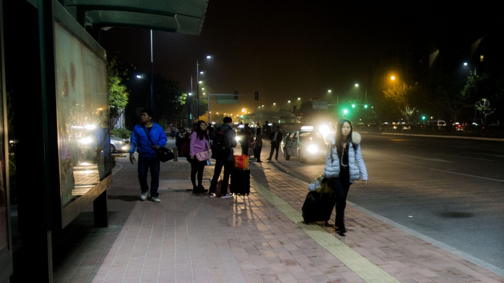 午夜之后的公交站