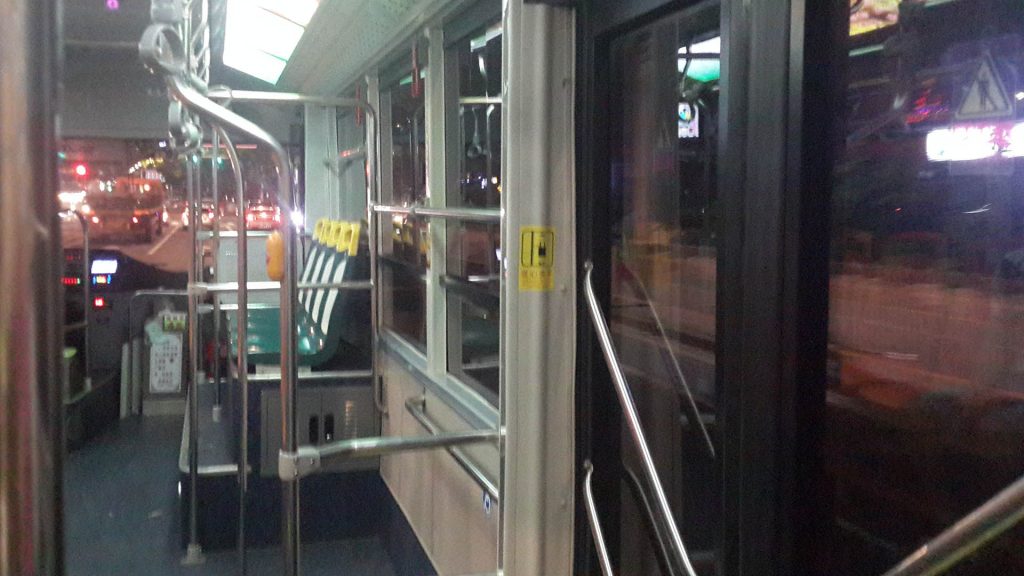 空荡荡的车厢,你猜猜还有谁