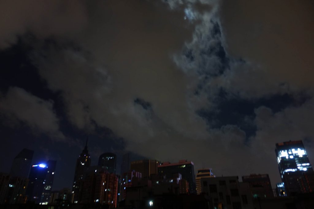 云层将月亮遮挡