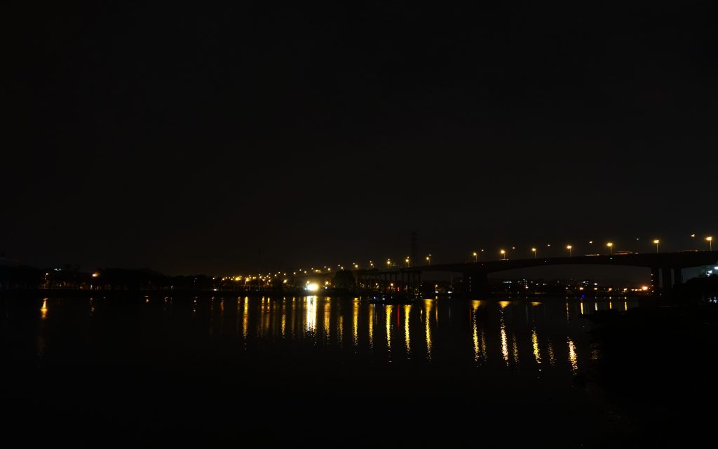 远方，桥，水，灯，往往一幅很不错的画面