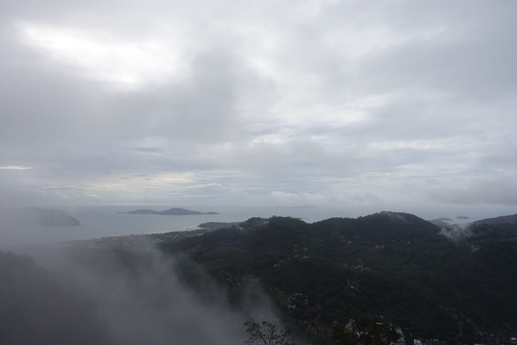 普吉岛山顶俯瞰小镇