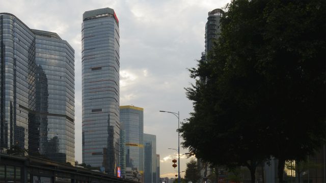 修好相机，试着来张广角，然后修正