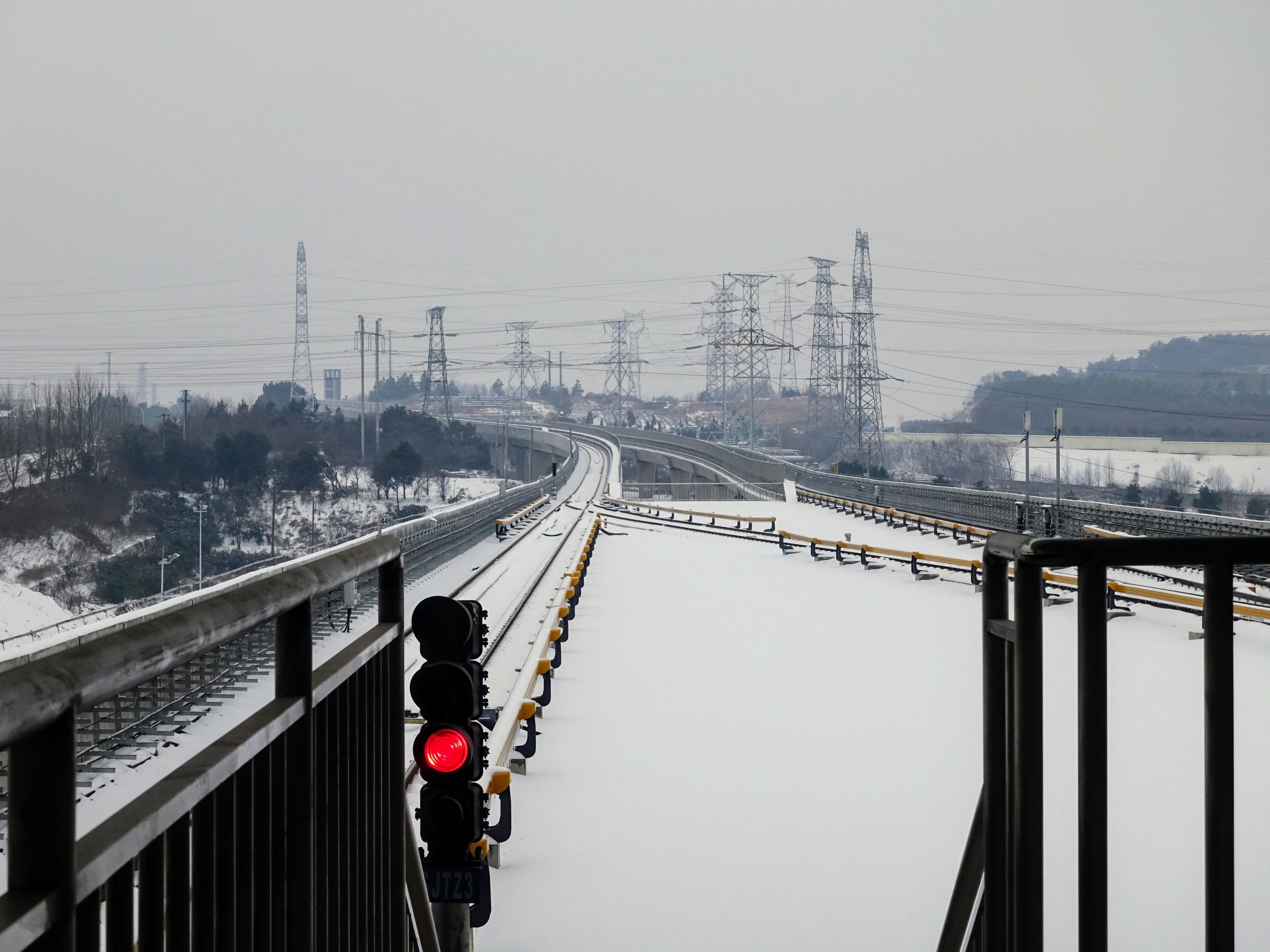 高架桥上的地铁，多了一丝异样的风景