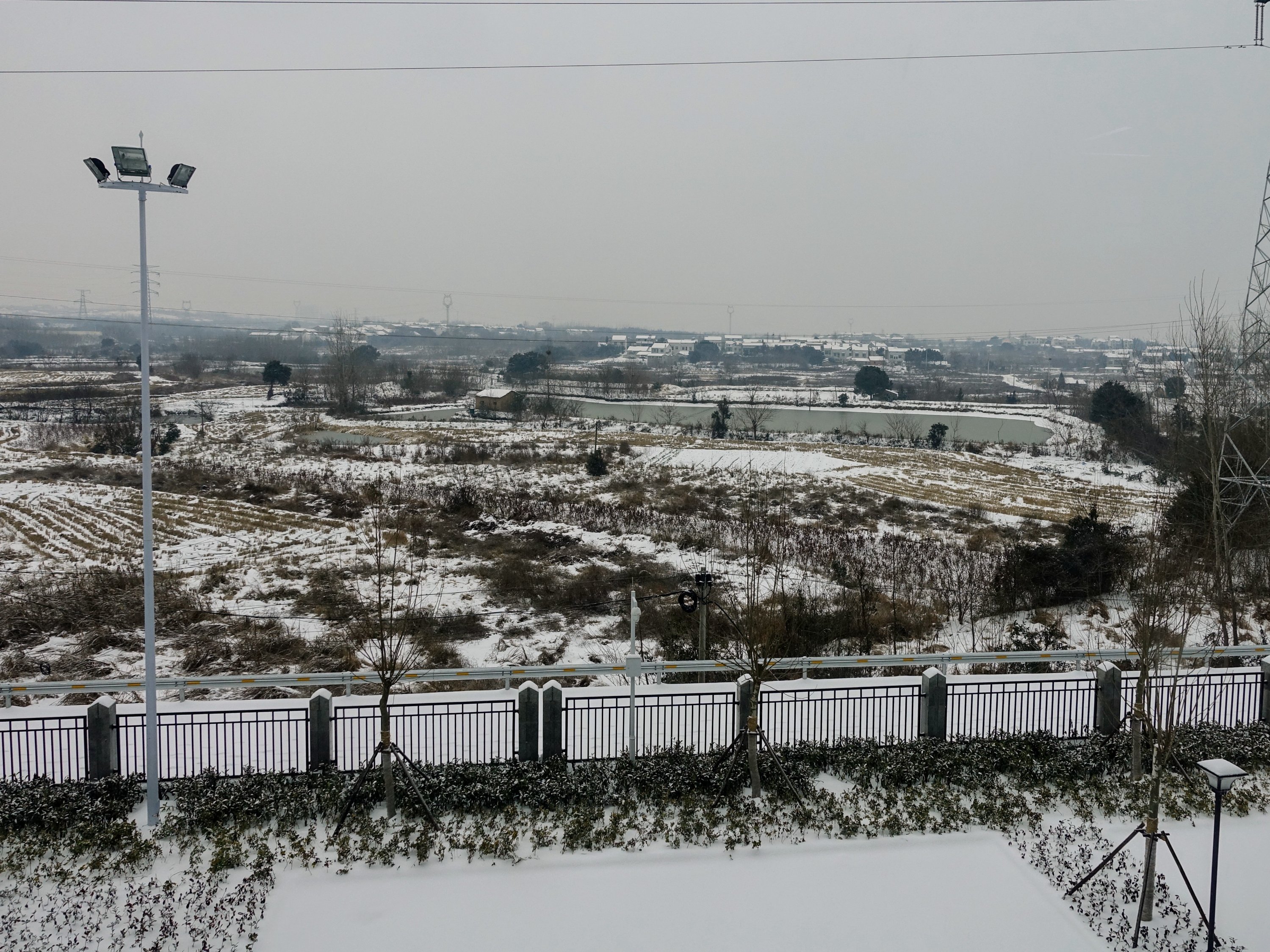依旧是城市的一角，如果不是一场大雪，可能再平常不过